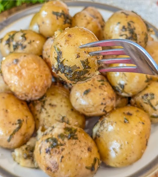 Slow Cooker Garlic Parmesan Cheese Potatoes: A Creamy, Flavorful Side Dish