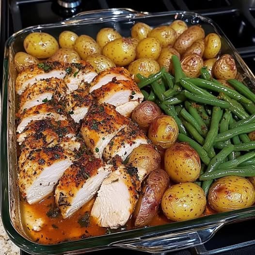 One-Pan Garlic Herb Chicken with Potatoes & Green Beans: A Simple and Flavorful Dinner