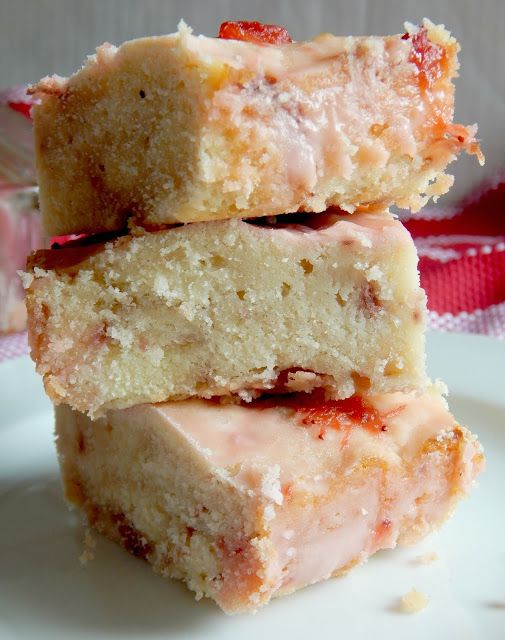 Strawberry Lemon Blondies: A Sweet and Tangy Delight!