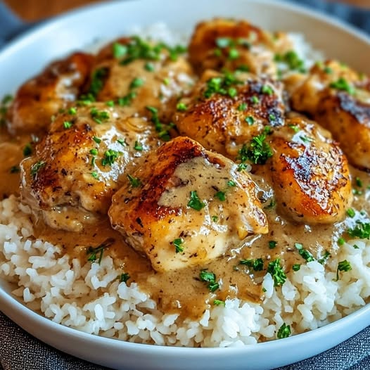 Savory Smothered Chicken with Rice: A Comforting One-Pan Meal