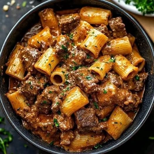 Luxurious Beef Pasta in a Creamy Garlic Sauce: A Decadent Dinner Delight