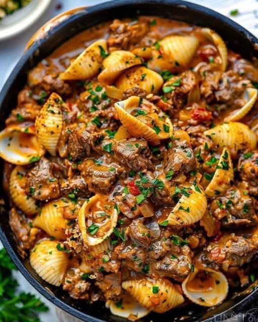 Luxurious Beef Pasta in a Creamy Garlic Sauce: A Decadent Meal for Any Occasion