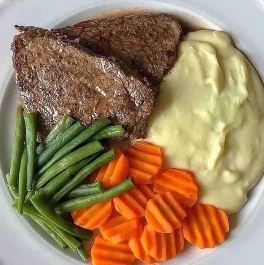 Classic Steak with Mashed Potatoes and Steamed Vegetables: A Simple, Hearty Feast