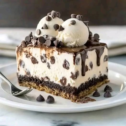 Chocolate Chip Cookie Dough Ice Cream Cake: A Dreamy Frozen Dessert Delight