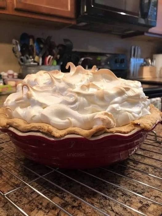 "Homemade Lemon Meringue Pie – A Zesty, Sweet Classic with a Fluffy Meringue Topping!"