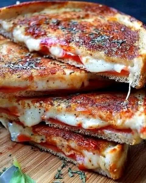 Garlic Parmesan Pizza Grilled Cheese: A Deliciously Savory Twist on a Classic