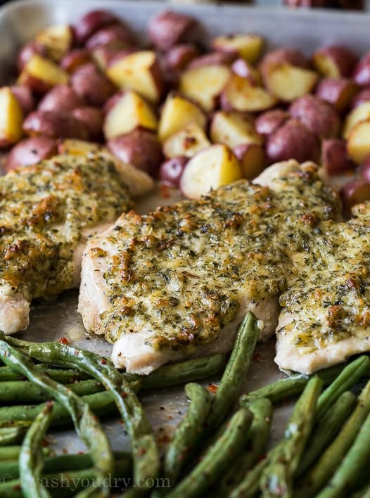 Healthy Spinach Herb Baked Chicken Recipe: A Flavorful, Nutritious Dinner