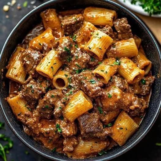 Luxurious Beef Pasta in a Creamy Garlic Sauce: A Decadent Comfort Dish