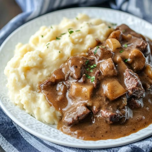 Mushroom Crock Pot Cube Steak & Gravy: A Hearty, Tender Meal with Rich Flavor