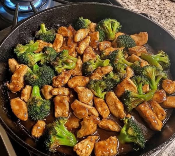 Garlic Chicken & Broccoli Stir-Fry: A Flavor-Packed Healthy Meal