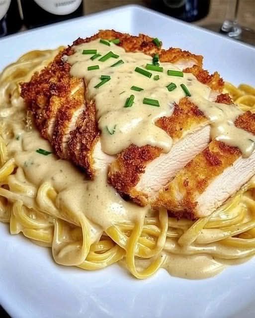 Crispy Chicken with Creamy Pasta: A Comforting and Flavorful Dinner