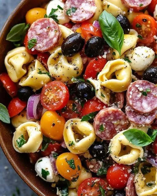 Salami-Mozzarella Tortellini Pasta Salad: A Hearty and Flavorful Mediterranean-Inspired Dish