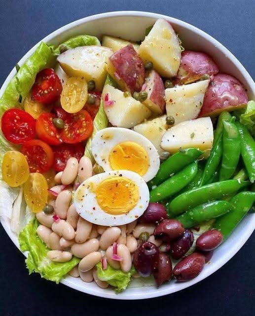 Vibrant Mediterranean Salad Bowl: A Fresh and Flavorful Meal