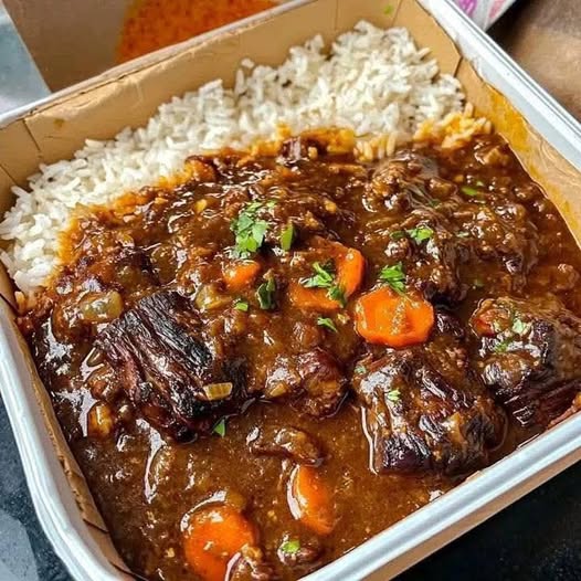 Tender Braised Beef Short Ribs with Rice: A Comforting Delight