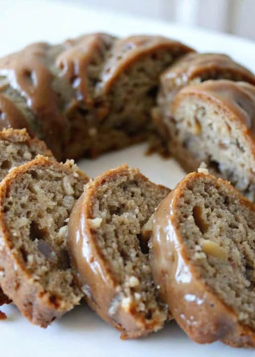 Apple Pecan Cake with Caramel Glaze: A Warm and Cozy Delight