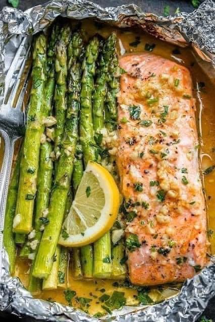 Baked Salmon in Foil with Asparagus & Garlic Lemon Butter Sauce: A Delicious and Healthy One-Pan Meal