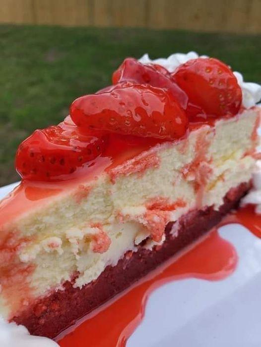 Decadent Strawberry Cheesecake – A Creamy, Fruity Delight