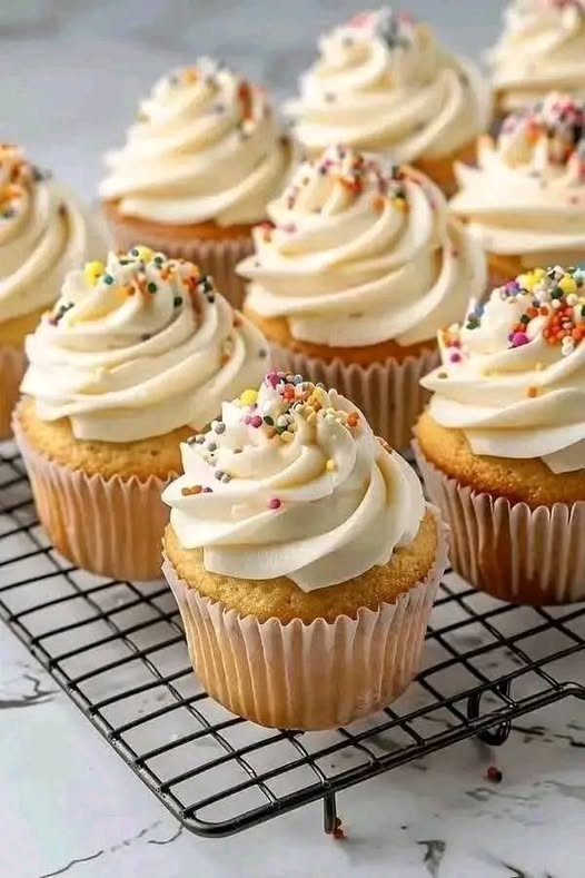 Vanilla Cupcakes with Creamy Buttercream Frosting – A Classic Delight