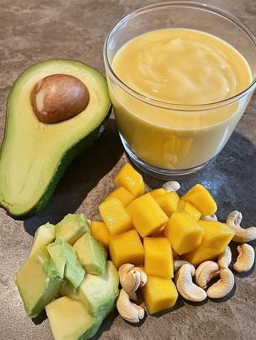 Banana Mango Avocado Smoothie: A Tropical Blend of Creamy Goodness