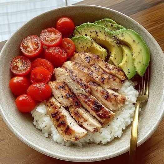 Chicken, Avocado, and Tomato Bowl – A Colorful, Nutritious Delight