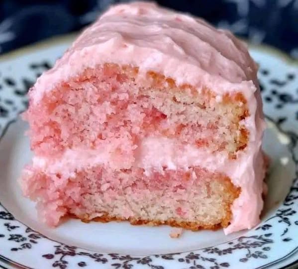 Strawberry Cake with Frosting – A Delightful Summer Dessert