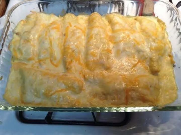 Sour Cream Chicken Enchilada Casserole – A Creamy, Cheesy Delight