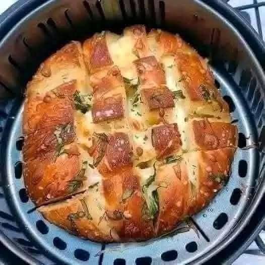 Air Fryer Pull-Apart Garlic Cheese Bread