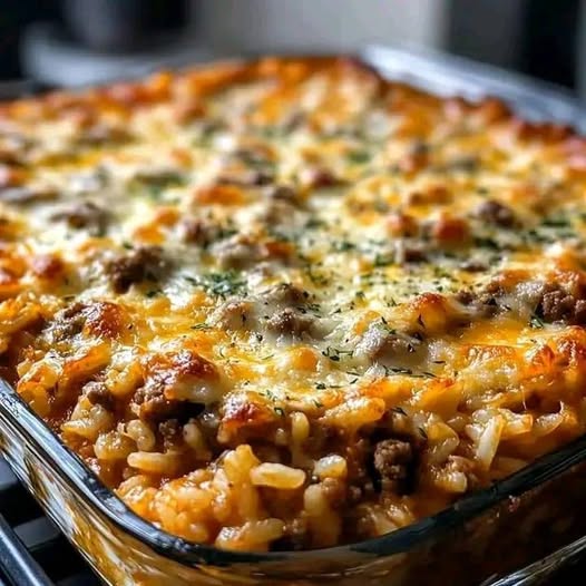 Cheddar-Crusted Ground Beef and Rice Casserole – A Comforting, Cheesy Delight