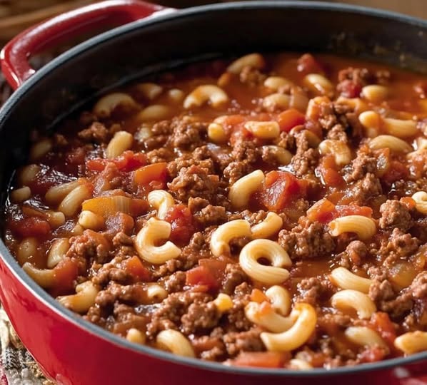 Old-Fashioned Goulash – A Cozy, Cheesy Classic