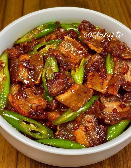 Pork Belly with Green Peppers: A Perfect Balance of Crispy and Flavorful