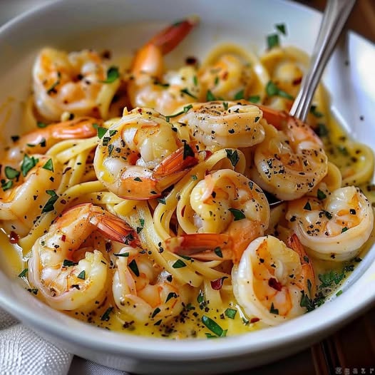 Garlicky Shrimp Scampi with Linguine: A Bold and Flavorful Seafood Delight