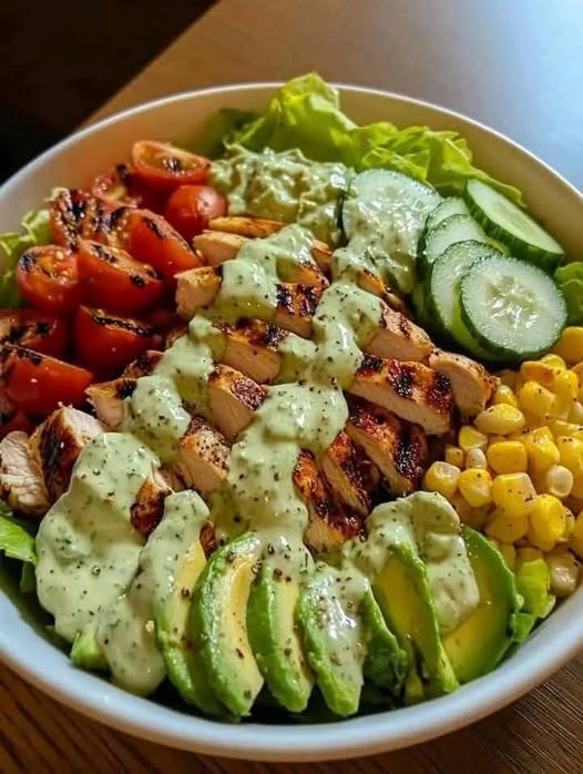 Fresh and Flavorful: Grilled Chicken & Avocado Salad Bowl
